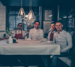 Proefkoken nieuwe menu voor heropening na Corona-sluiting