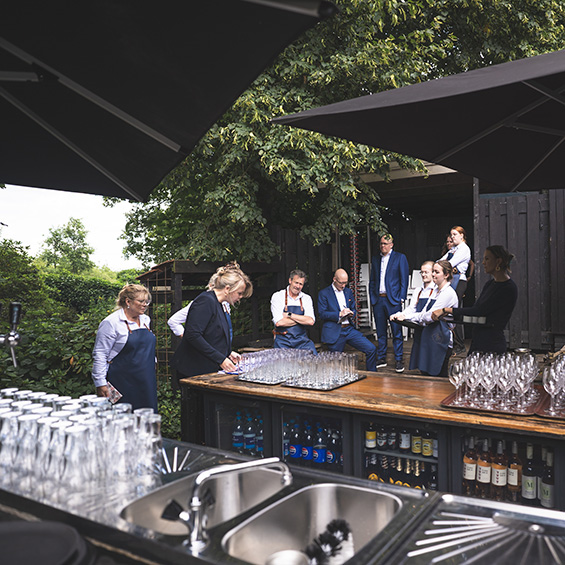 Medewerkers kasteel maurick staan klaar voor bedrijfsfeest