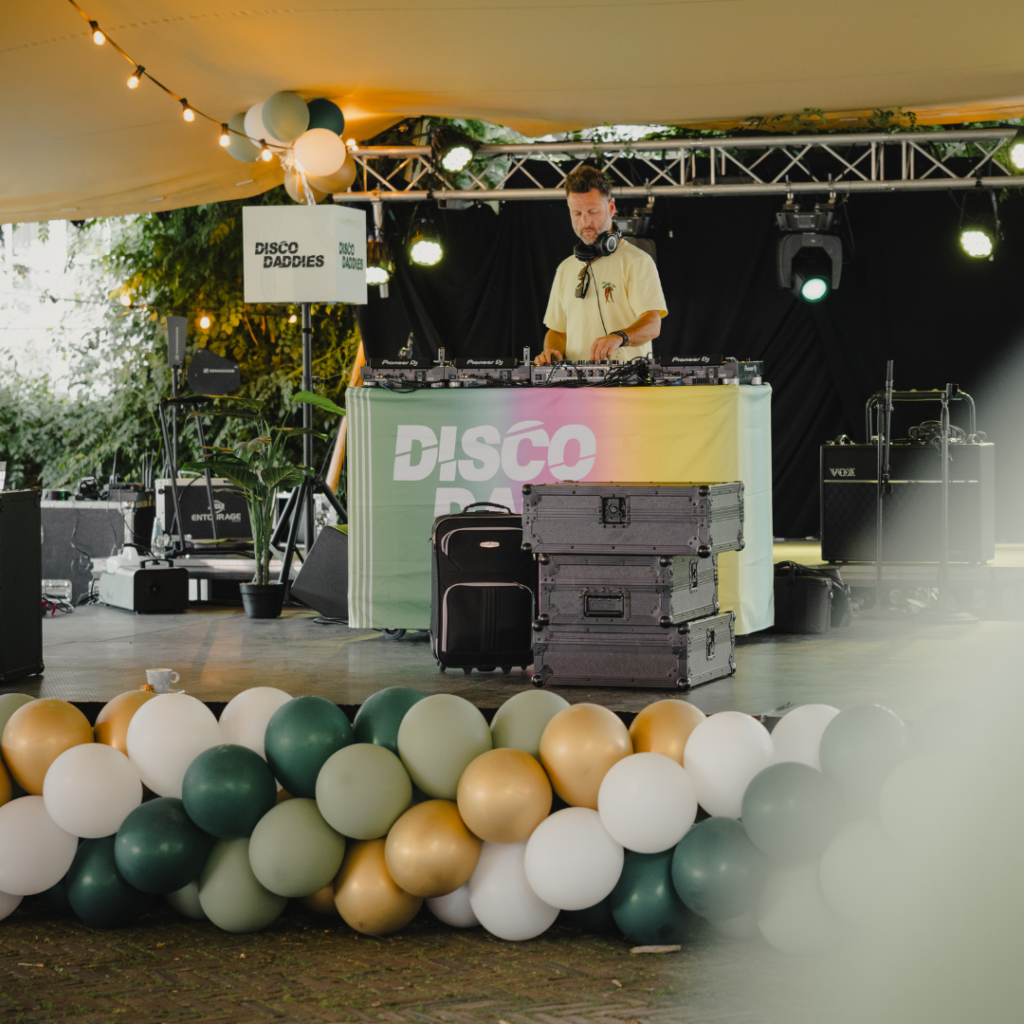 dj achter dj booth