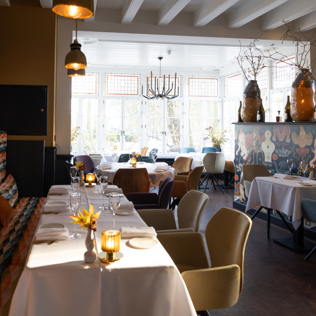 zaal met stoelen en tafels