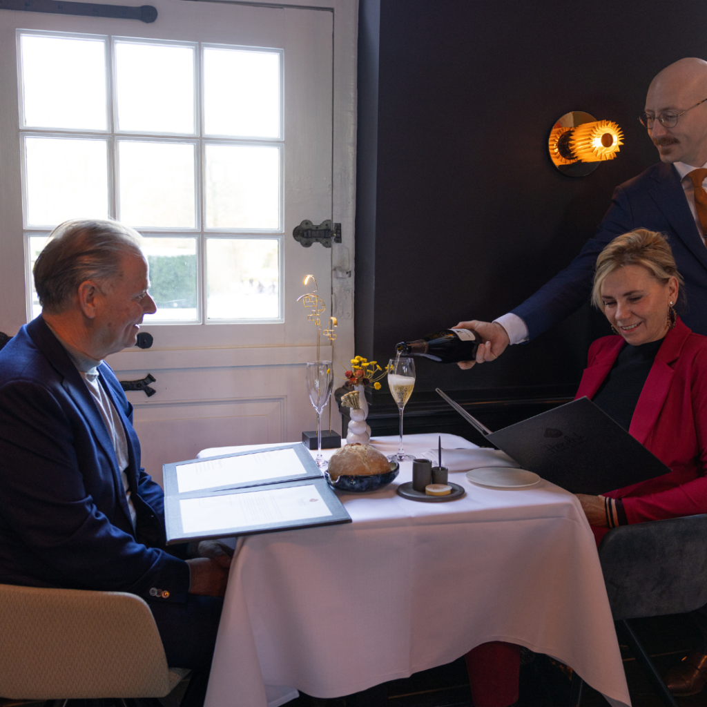 Man en vrouw aan tafel