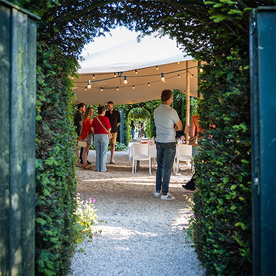 Trouwfeest in kasteeltuin